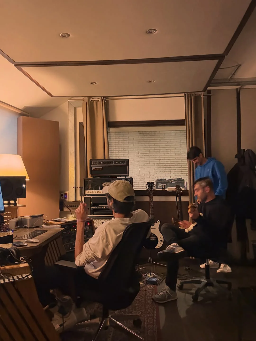 Sebastián Borromeo trabajando con otros músicos durante una sesión de producción