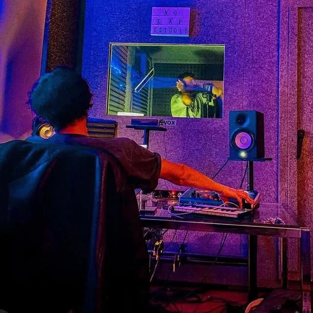 Sebastián Borromeo trabajando en la sala de control de un estudio