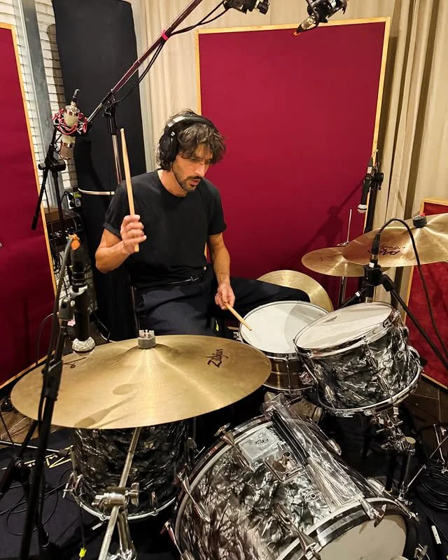 Sebastián Borromeo grabando una batería acústica
