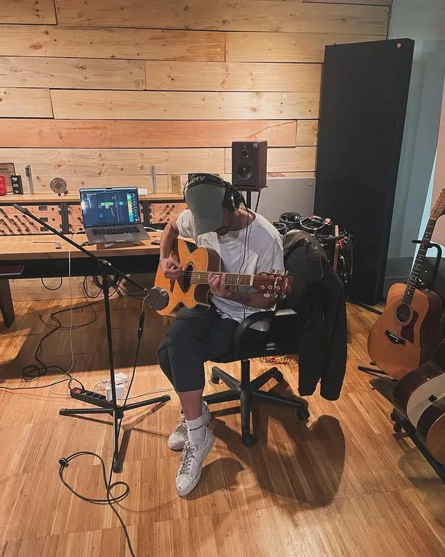 Sebastián Borromeo grabando una guitarra en el estudio